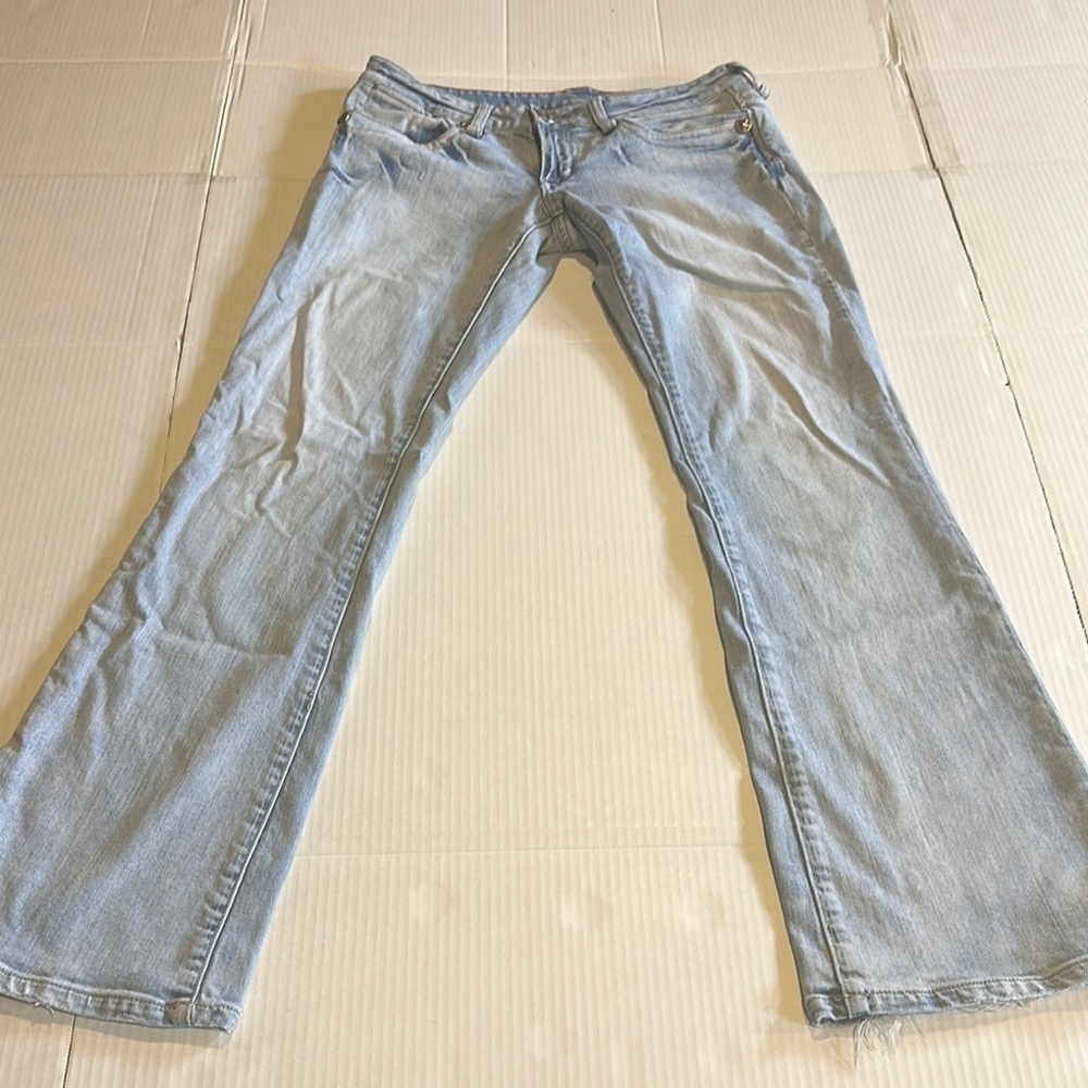 BCBG Chic Light Blue Flare Wide Leg Jeans w zipper front and back pockets
